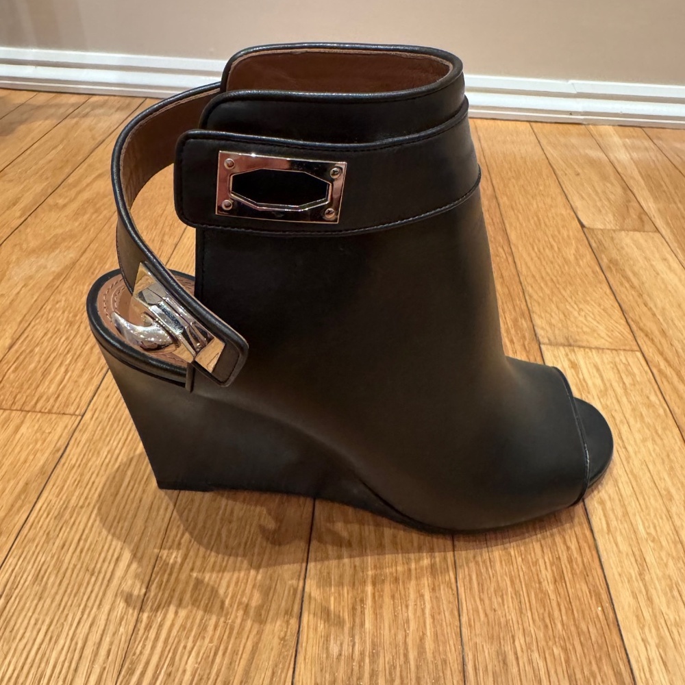 GIVENCHY - Shark Lock - Black leather open-toe wedge bootie/sandals - Picture 12 of 15